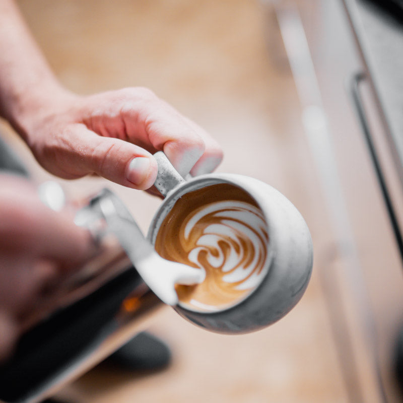 Latte Art in einer Café Latte Tasse