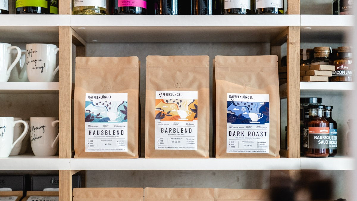 Kaffeetüten im Regal eines Einzelhändlers
