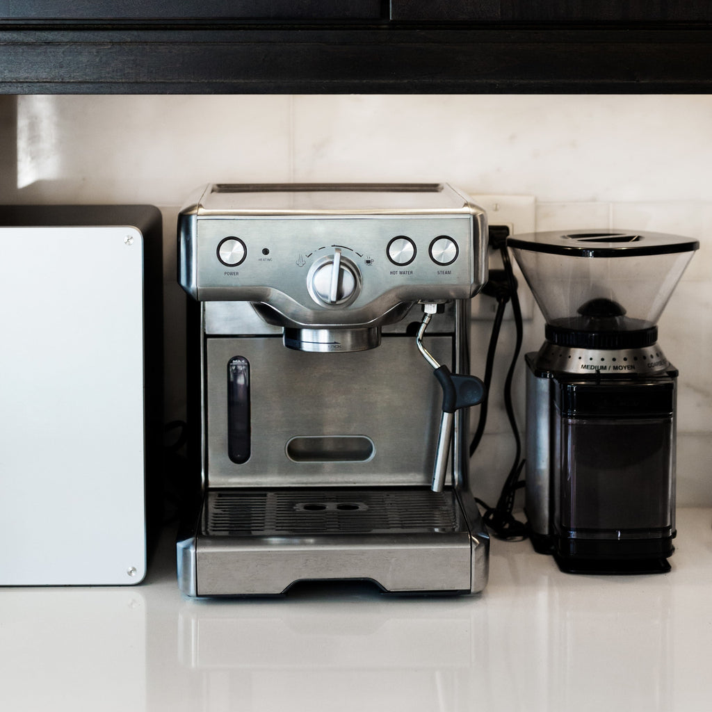Kaffeevollautomat auf Arbeitsfläche