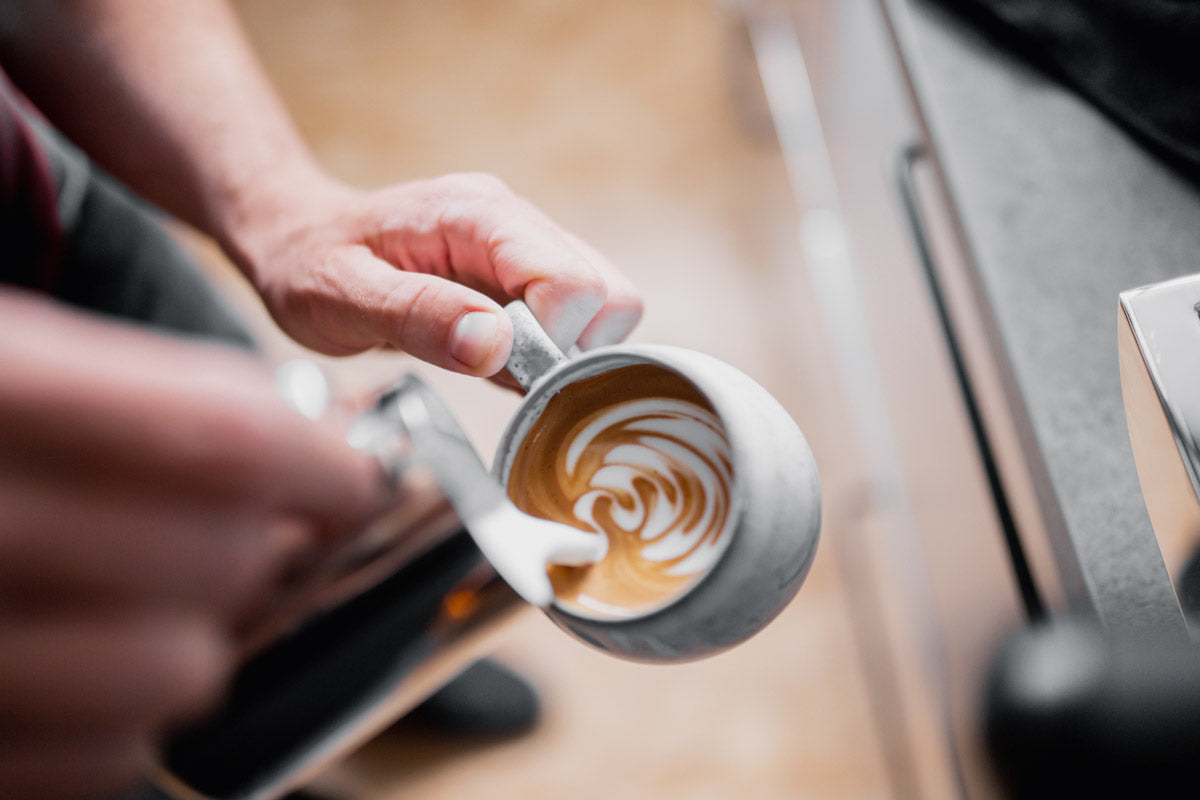 Latte Art in einer Café Latte Tasse