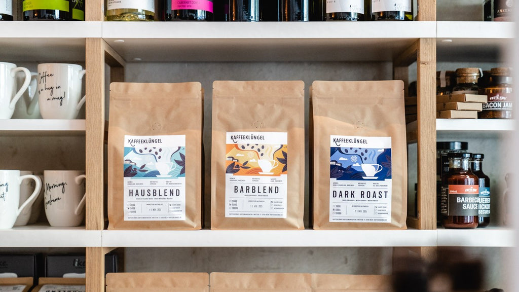 Kaffeetüten im Regal eines Einzelhändlers