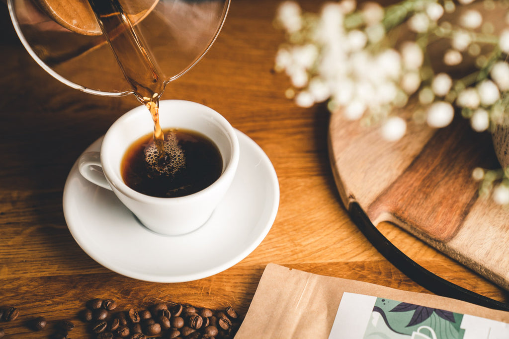 Filterkaffee aus der Chemex wird in Kaffeetasse gegossen